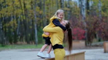 Anne ve kızı parkta eğleniyor..