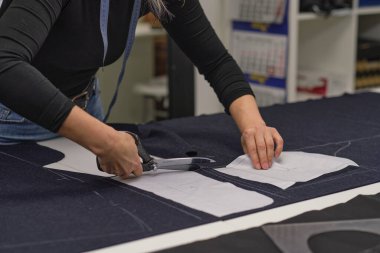 Terzi eskiz çizgisinde kumaş kesiyor. Moda tasarımcısı ya da atölyedeki lağım temizleyicisi yeni koleksiyon giysileri tasarlıyor. Dükkan sahibi ve girişimci konsepti