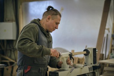 Ahşap işçiliği ve mobilya yapımı. Marangozluk, marangozluk, ahşap işçiliği, profesyonel marangozluk, endüstriyel konsept.