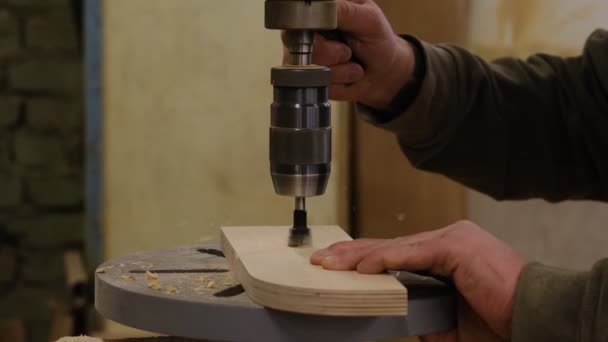 Frezarea unei plăci de lemn. Prelucrarea panourilor din lemn pe mașini de frezat cu coordonate CNC. Slow motion video. Recipient de rumeguș în direcții diferite — Videoclip de stoc