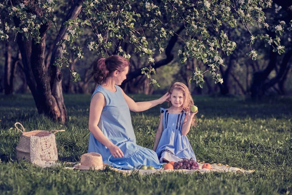 Scène de nature avec style de vie familial en plein air. Mère et petite fille jouent ensemble dans un parc. Joyeux concept de famille. Bonheur et harmonie dans la vie familiale. — Photo