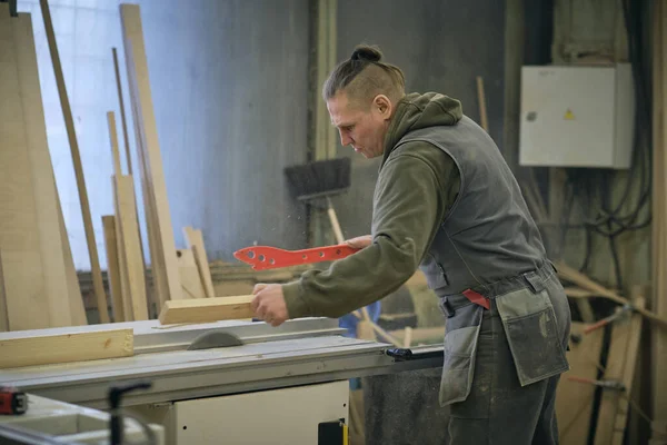 Holzarbeiten und Möbelherstellung. Tischlerei, Holzbearbeitung und Möbelherstellung, professioneller Schreiner, der Holz in der Schreinerei schneidet, Industriekonzept — Stockfoto