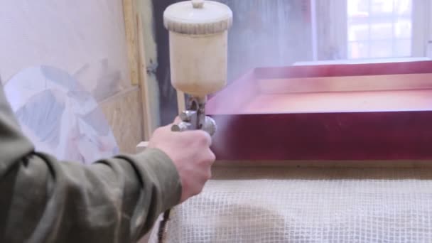 Close-up Homme utilisant des gants de protection peignant du bois avec un pistolet à peinture. pistolet de pulvérisation obtenir peinture sur bois. — Video