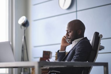 Bir müşteriyle konuşmak zor. Afro-Amerikalı adam telefonda konuşuyor, beklenmedik kötü haberler duyuyor..