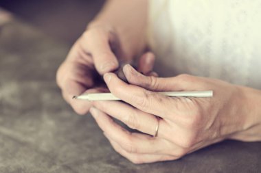 Esnaf çömlekçilik öğretmeni. Kadınların elleri gri kilden bir parça sallar. Kendi elleriyle kilden yapılmış çömlekler. Gri bir top tutarken