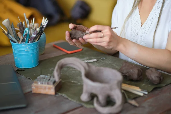 Ремесленник по гончарному делу в художественной студии. женщина керамист преподает онлайн урок или ведет видео мастер-класс по созданию керамических изделий — стоковое фото