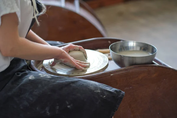 Γυναίκα Πότερ δημιουργώντας ένα πήλινο βάζο σε τροχό Potters — Φωτογραφία Αρχείου