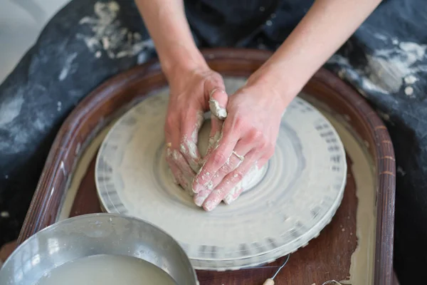 Female Potter creating a earthen jar on a Potters wheel — Stock Photo, Image
