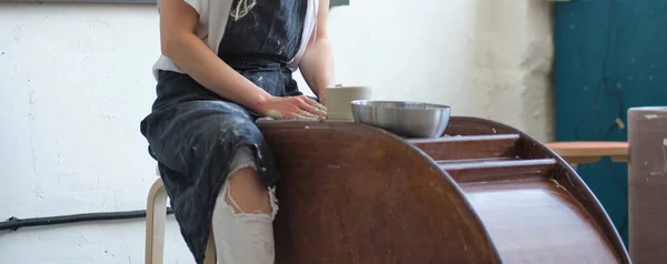 Bannière Femme Potter créer un pot en terre sur une roue Potters — Photo
