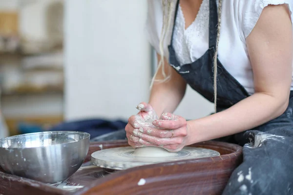 Dişi Potter çömlekçi çarkında toprak kavanozu yaratıyor. — Stok fotoğraf