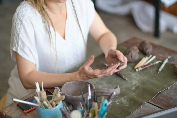 Tutor de cerámica artesanal en el estudio de arte. mujer ceramista enseña una lección en línea o dirige una clase magistral de vídeo sobre la creación de productos cerámicos — Foto de Stock