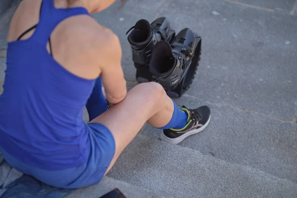 Ajuste las piernas en zapatos de salto de kangoo. mujerpreparándose para el entrenamiento de salto Kangoo — Foto de Stock