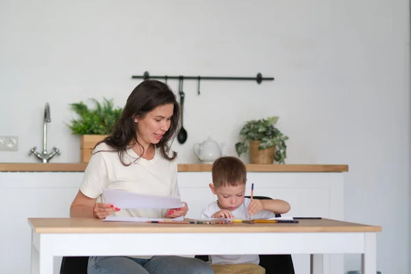 Kleiner Junge lernt zeichnen. Mutter und Sohn haben Spaß beim Zeichnen mit Bleistiften. Kreativität der Kinder. — Stockfoto