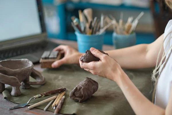 Tutor de cerámica artesanal en el estudio de arte. mujer ceramista enseña una lección en línea o dirige una clase magistral de vídeo sobre la creación de productos cerámicos —  Fotos de Stock