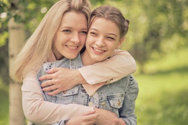 Mutlu bir anne ve kızı yazın bir gence sarılıyorlar. Mutlu anneyi önemseyen genç kız çocuğuyla günün tadını çıkaran, gülen, eğlenen. Anne kızına öğüt veriyor..