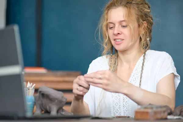 Tutor de cerâmica artesanal no estúdio de arte. ceramista mulher ensina uma lição on-line ou leva um master class vídeo sobre a criação de produtos cerâmicos — Fotografia de Stock