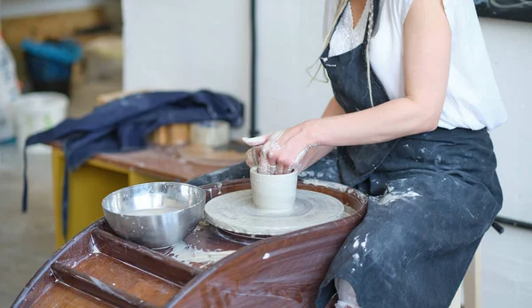 Female Potter creating a earthen jar on a Potters wheel — Stock Photo, Image