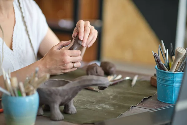 Tutor de cerámica artesanal en el estudio de arte. mujer ceramista enseña una lección en línea o dirige una clase magistral de vídeo sobre la creación de productos cerámicos — Foto de Stock