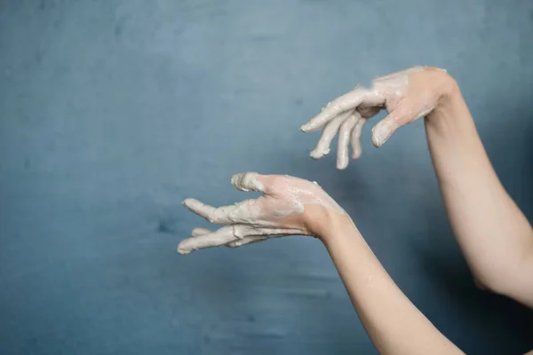 Mains féminines boue coagulé argile jouer gaiement et montrer les mains. Mains sales — Photo