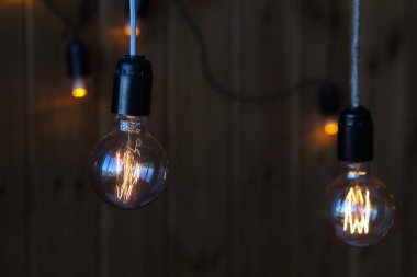 Vintage oturma odasındaki lüks, yuvarlak ampulleri kapatın. Koyu arkaplanda klasik ampul.