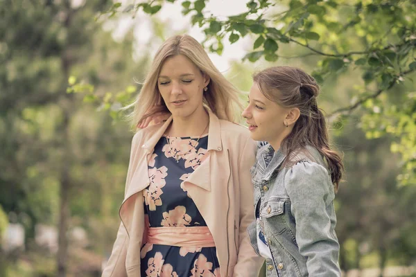 Mãe feliz com sua filha abraçando um adolescente no verão. Cuidar da mãe feliz desfrutar do dia com a criança adolescente, rir se divertir. Mãe dando conselhos à filha. — Fotografia de Stock