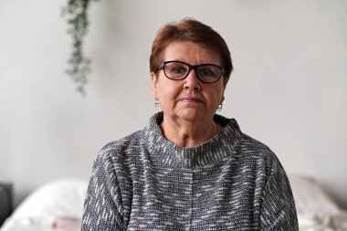 Yaşlı bayan gözlüklerden bakıyor. vizyon yenileme kavramı