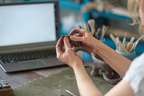 Tutor de cerámica artesanal en el estudio de arte. mujer ceramista enseña una lección en línea o dirige una clase magistral de vídeo sobre la creación de productos cerámicos —  Fotos de Stock