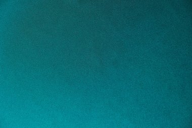 Mavi ipek kumaş ve avludan gelen döşeme kumaşı. Mavi saten, ipek kumaş, dalga, kumaş. Güzel tekstil arkaplanı. Yakın plan. Üst görünüm