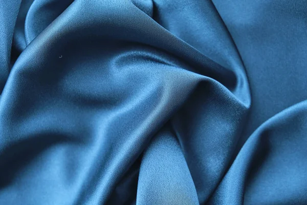 Kain sutra biru dan kain pelapis dari halaman rumah. Satin biru, kain sutra, gelombang, draperies. Latar belakang tekstil yang indah. Close-up. Tampilan atas — Stok Foto