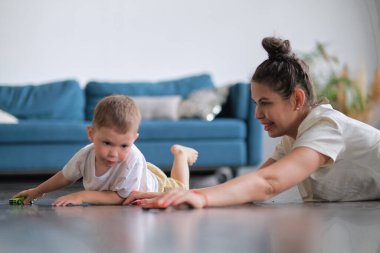 Annesiyle oyuncak arabasıyla oynayan etkileyici bir çocuk..