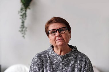 Yaşlı bayan gözlüklerden bakıyor. vizyon yenileme kavramı