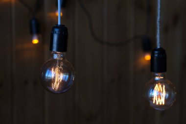 Vintage oturma odasındaki lüks, yuvarlak ampulleri kapatın. Koyu arkaplanda klasik ampul.