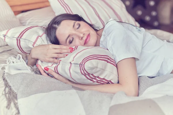 Frau schlief ein und vergaß Schminke abzuwaschen. — Stockfoto