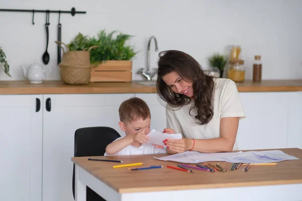 Lilla pojken lär sig att rita. Mamma och son har kul med att rita med pennor. Barnens kreativitet. — Stockfoto