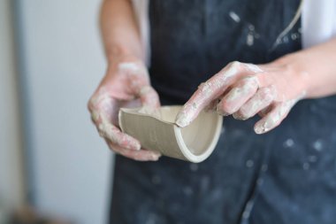 Seramiğin elleri kasenin kesimini gösteriyor. Usta çalışmalarının kalitesini gösterir.