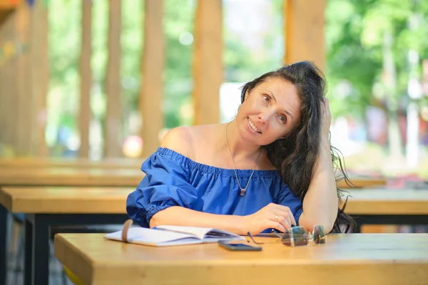 Vrolijke elegante oudere vrouw glimlachend. Hoofd schot close-up portret gelukkig gezond middelbare leeftijd vrouw zitten in een cafe, en wacht op een vriend — Stockfoto