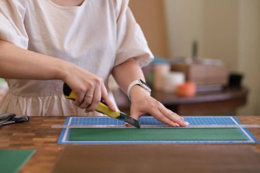 Balmumundan yapılmış balmumu aromalı dekoratif mumlar. Ametist kristalli el yapımı mum. Tatil için Noel süsü. Yapı ve eko kavramı