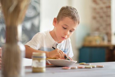 Çocuklar için atölye. Çocuklar güzel yemekler yapmak için kil kullanmayı öğreniyorlar. Atölye, master sınıfı..