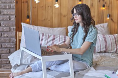 Orta yaşlı bir kadın yeni bir meslek edinmek için çevrimiçi eğitim görüyor. Profesyonel yeniden eğitim kavramı