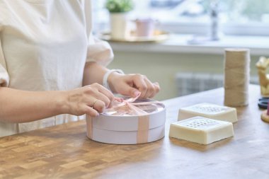 Girişimci kadın siparişi güzel bir kutuya koyar. Müşteriler için mükemmel bir servis..