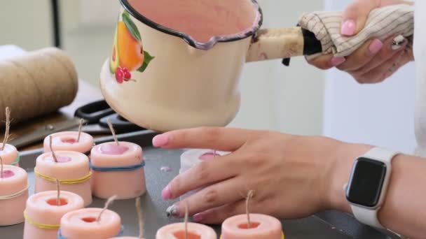 Velas amarillas hechas a mano con cera de abeja natural. El proceso de crear velas con tus propias manos. Master class sobre la creación de velas en la mesa, primer plano — Vídeo de stock