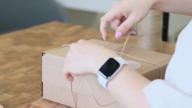 Girişimci kadın siparişi güzel bir kutuya koyar. Müşteriler için mükemmel bir servis..