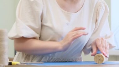 El yapımı sarı mumlar, doğal arı cilasından. Mumları kendi ellerinle yapma süreci. Masada mum oluşturma üzerine master sınıfı, yakın plan.