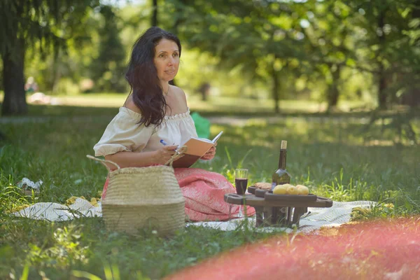 Mulher pensativa sentado sozinho ao ar livre. senhora idosa desfrutando de um dia de verão descansando no parque. — Fotografia de Stock