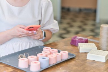 Kadın girişimci, sosyal ağlarda reklamını yapmak için çalışmalarını akıllı telefondan kaydediyor. İnternet 'te promosyon, smm