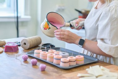Balmumundan yapılmış balmumu aromalı dekoratif mumlar. Ametist kristalli el yapımı mum. Tatil için Noel süsü. Yapı ve eko kavramı