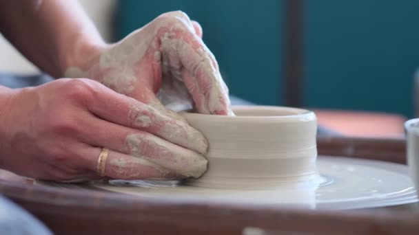 Close-up vrouwelijke handen maken borden van klei. vrouwenhanden werkend op pottenbakkerswiel. De meester pottenbakker werkt in een werkplaats — Stockvideo