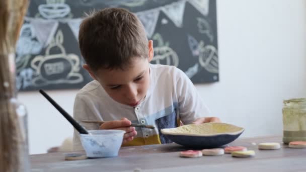 Çocuklar için atölye. Çocuklar güzel yemekler yapmak için kil kullanmayı öğreniyorlar. Atölye, master sınıfı.. — Stok video