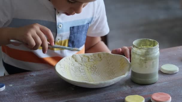 Atelier pour les enfants. Les enfants apprennent à utiliser l'argile pour faire de beaux plats. Atelier, master class. — Video