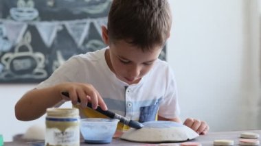 Çocuklar için atölye. Çocuklar güzel yemekler yapmak için kil kullanmayı öğreniyorlar. Atölye, master sınıfı..